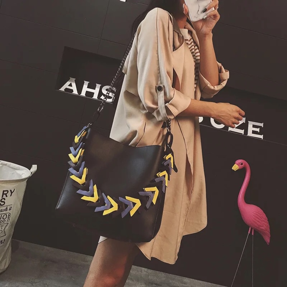 Amazing multi-ways to wear black bag